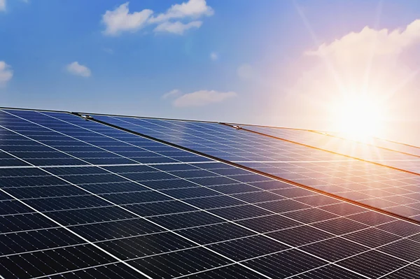 Photovoltaik-Paneele von Brücken Energie auf einem Dach im Sonnenuntergang