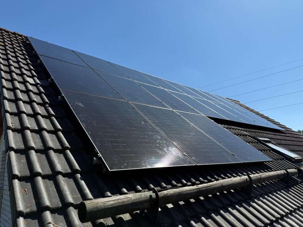 Dachansicht einer Photovoltaikanlage von Brücken Energie auf einem Privathaus in Deutschland